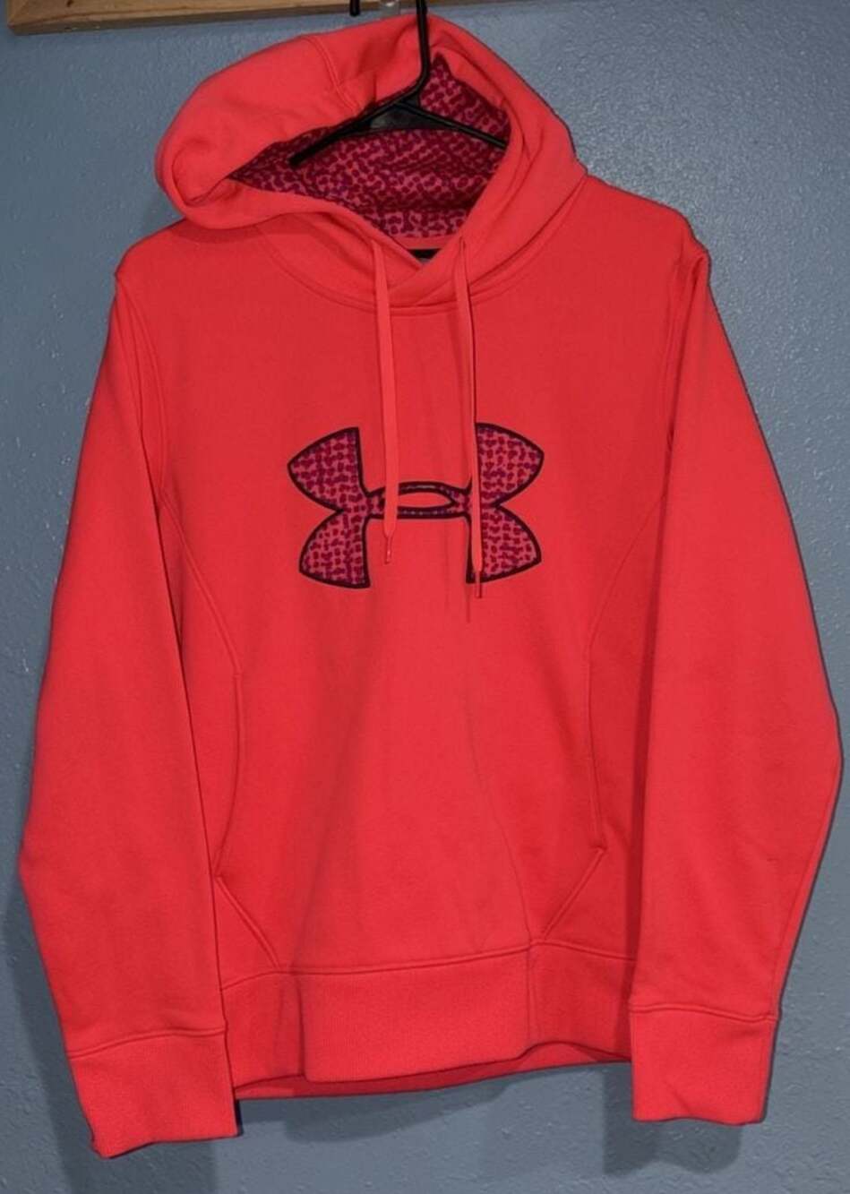 Under Armour Women'sCoral Pullover Hoodie with Animal Print Logo and Hood Lining